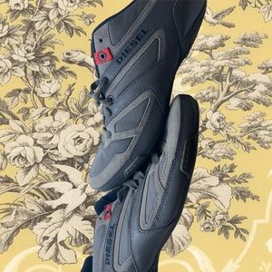 Vintage 90’s/ Y2k vintage diesel sneakers. In nearly perfect condition.